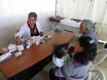 Dra. María José Carrión Cevallos atendiendo a los pacientes de la Ciudadela Ibarra