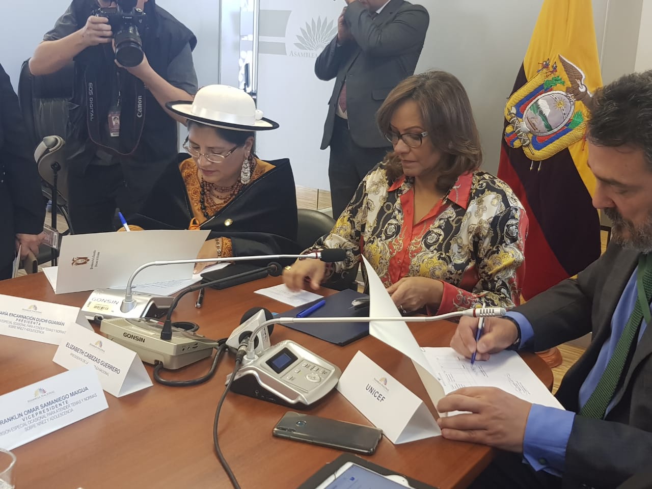 Este martes 7 de mayo con la presencia de la presidenta del Parlamento, Elizabeth Cabezas Guerrero, Encarnación Duchi Guamán, Presidenta de la Comisión Ocasional que atiende temas y normas de la Niñez y Adolescencia y Joaquín González, representate del Fondo de Naciones Unidas para la Infancia (Unicef), se llevó a cabo la suscripción de un convenio de cooperación interinstitucional para fortalcer la reforma integral al Código de la Niñez y Adolescencia.