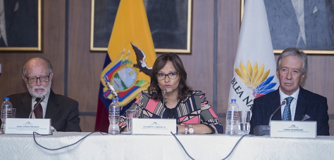 El 10 de julio de 2018 la presidenta de la Asamblea Nacional, Elizabeth Cabezas, presentó el proyecto de Ley de Recuperación de Capitales. Estuvieron presentes Julio César Trujillo y Jorge Rodríguez, presidentes del CPCCS y de la Comisión Anticorrupción. Foto - Archivo