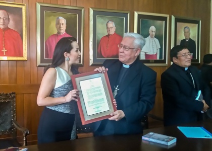 Asambleísta Verónica Arias entrega Acuerdo Legislativo a Monseñor Fausto Trávez