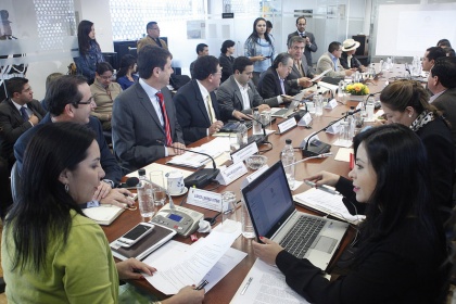 Comisión de Desarrollo Económico recibe a directivos del MIDUVI, IESS, Congope y AME