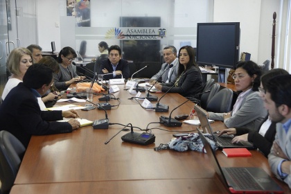 Parlamentarios se comprometen en trabajar en leyes que protejan a las niñas