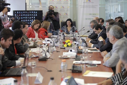 Sectores privado, público y asambleístas presentan aportes al proyecto urgente