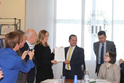 Esteban Melo entrega a diputada italiana resolución que respalda a migrantes