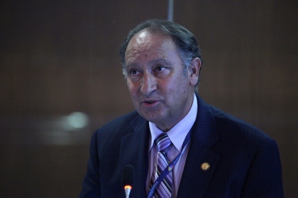 Asambleísta Oswaldo Larriva fue condecorado por el Colegio de Economistas