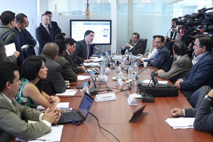 Este miércoles, Comisión de Desarrollo Económico recibirá a René Ramírez 