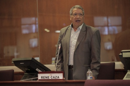 René Caza auspicia conferencia sobre economía solidaria en Universidad Salesiana