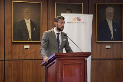 El legislador Sebastian Palacios, durante su intervención en el taller.
