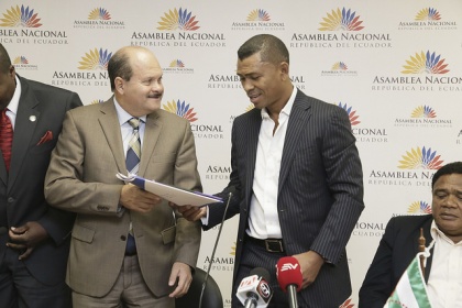 Carlos Bergmann recibió el proyecto de ley de manos de Iván Hurtado