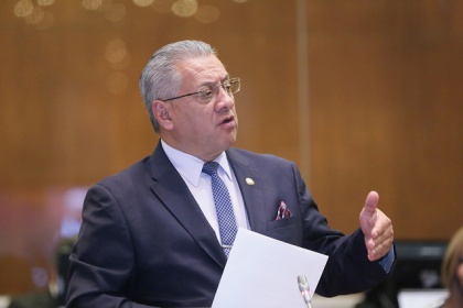 El legislador Fernando Flores, durante la ponencia del informe