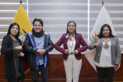 Presidenta de la Asamblea y jóvenes de la Conaie tratan leyes que promuevan el empleo, la cultura y el deporte