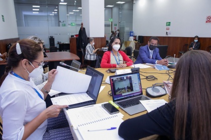 Comisión revisó el proceso de vacunación a niños