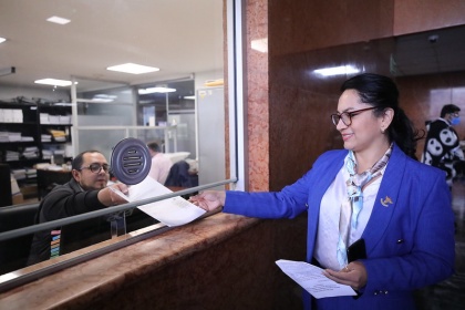 Lucía Placencia presentó proyecto de reformas para garantizar el acceso a la conectividad y alfabetización