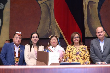 Asamblea condecoró a Diana Aguavil, primera mujer gobernadora de la nacionalidad Tsáchila