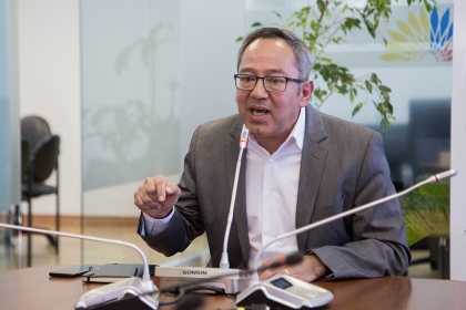 Augusto Espinosa renunciará a la Presidencia de la Comisión de Educación