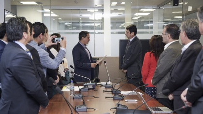 Daniel Mendoza (izq) hizo la toma de promesa a Esteban Albornoz.