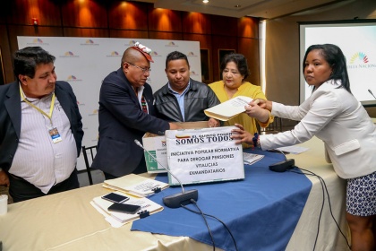 Colectivo presentó firmas para reforma legal orientada a eliminar pensiones vitalicias para expresidentes y exvicepresidentes