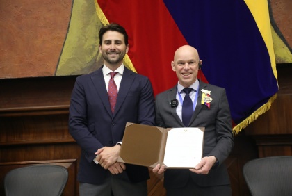 Sesión del Pleno 083, condecoración a Andrew Morley, presidente internacional de World Vision