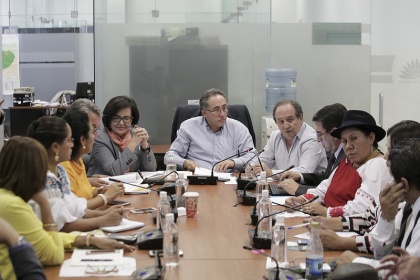 Ministro de Agricultura explicó situación de producción y comercialización de leche